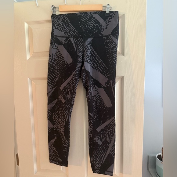 Lululemon Size 8 Black and Gray Patterned Leggings - Picture 1 of 4
